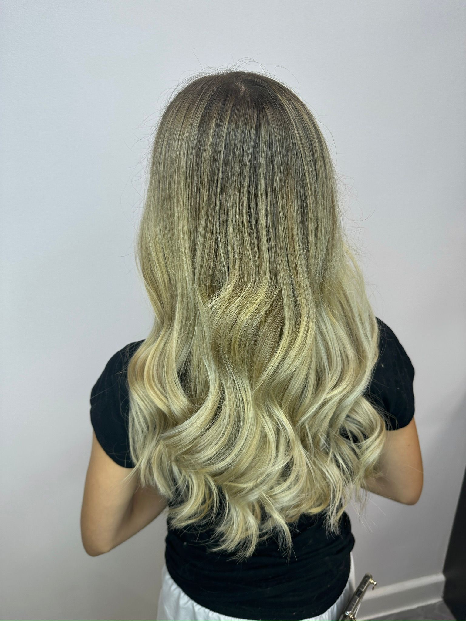 Falowane włosy blond